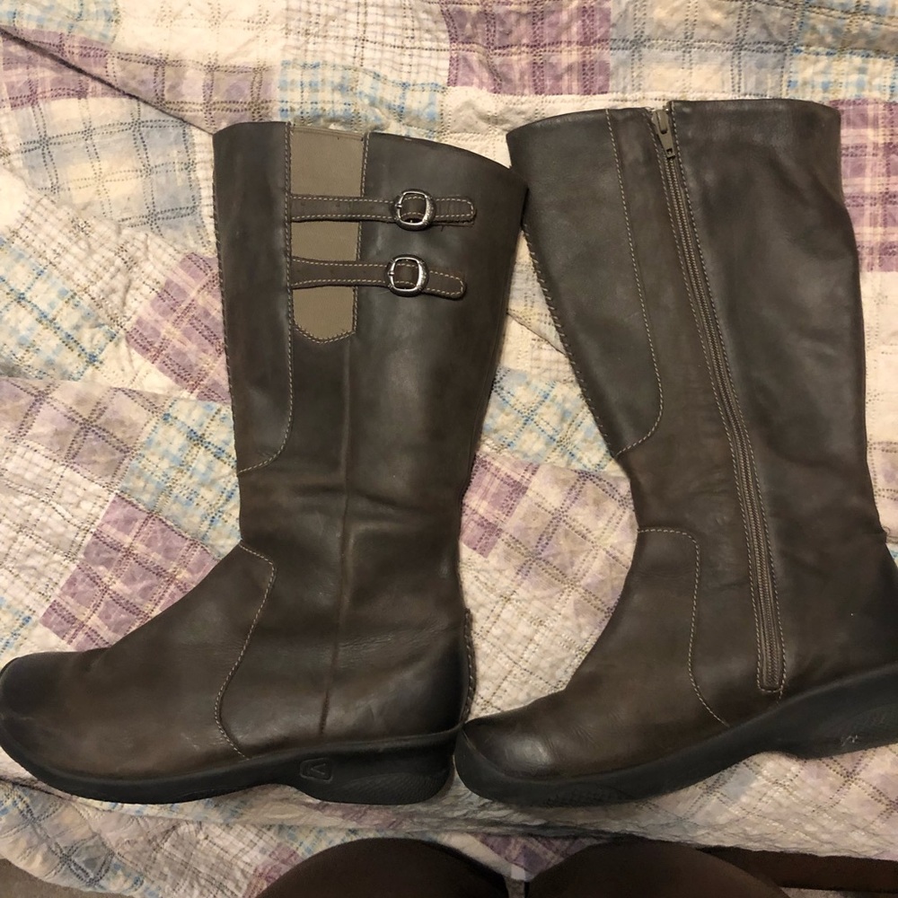 Keen boots worn maybe three times. Perfect condition.